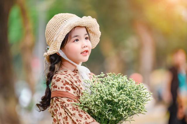 Bé gái Hà Nội thỏa sức tạo dáng trên con đường ngập lá sấu vàng Phan Đình Phùng - 2