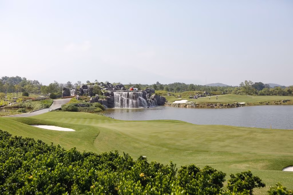 Các golfer thử sức hố số 19 tại Kings Course ảnh 2