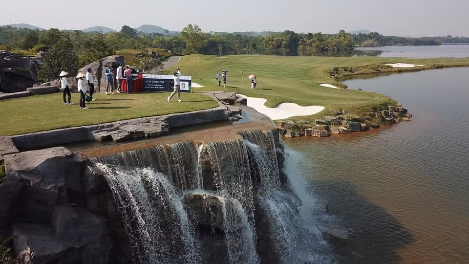 Các golfer thử sức hố số 19 tại Kings Course ảnh 4
