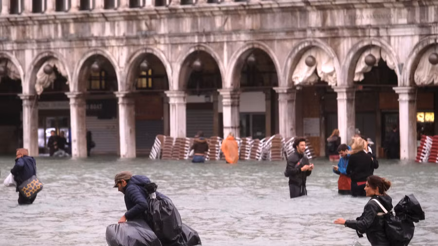 Thành phố Venice chìm trong biển nước sau dông lốc, mưa lớn ảnh 1