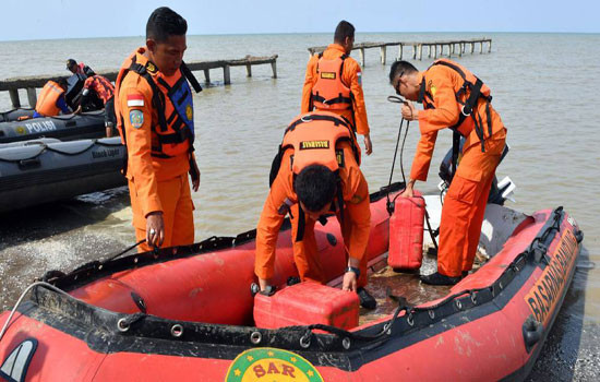 Công tác cứu hộ máy bay tại Indonesia bước sang ngày thứ hai ảnh 8