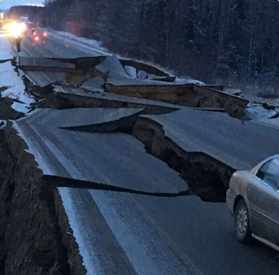 Tan hoang sau động đất 7,0 độ richter ở Alaska ảnh 1