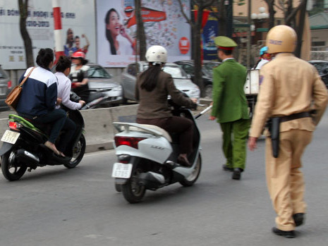 Ngoài cảnh sát giao thông, các lực lượng khác cũng được phép xử phạt. Ảnh: Tiến Dũng - VNE Ngoài cảnh sát giao thông, các lực lượng khác cũng được phép xử phạt. Ảnh: Tiến Dũng