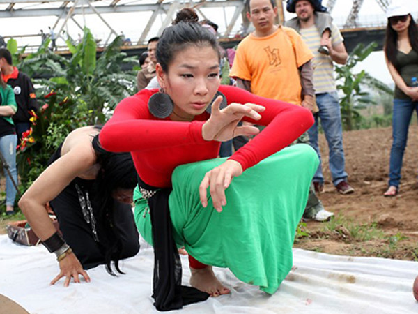 Đào Anh Khánh đưa ‘chợ quê’ ra bãi sông Hồng ảnh 3