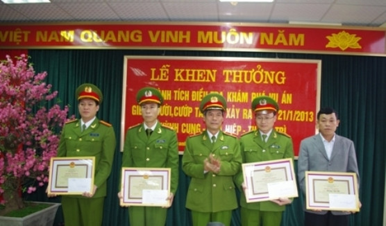 Thiếu tướng Trần Thuỳ trao thưởng cho lực lượng phá án