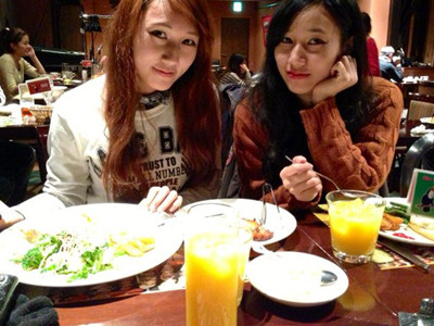 Mai Nhi (bên trái) là chị và Linh Nhi (bên phải)