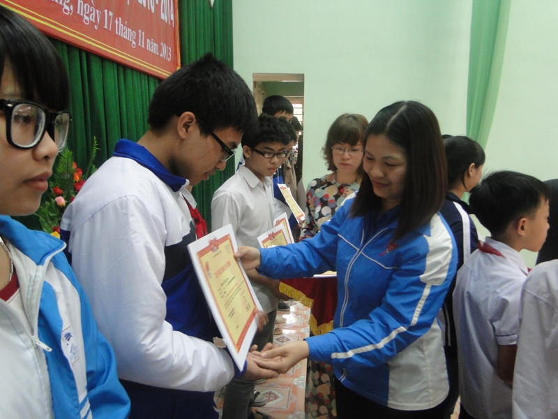 Đồng chí Vương Ngọc Hà trao học bổng cho các em học sinh