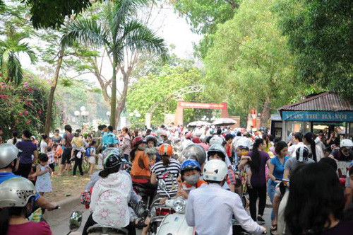 Ngay từ sáng sớm, Vườn thú Thủ Lệ đã chật kín khách