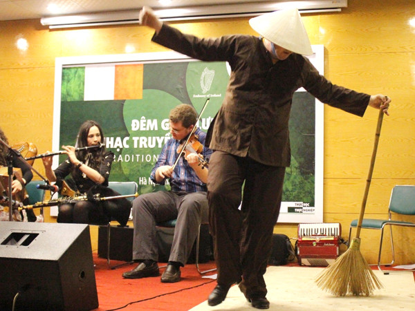 Nghệ sĩ Dylan Foley đã thể hiện sự hội nhập, giao lưu văn hóa trên sân khấu