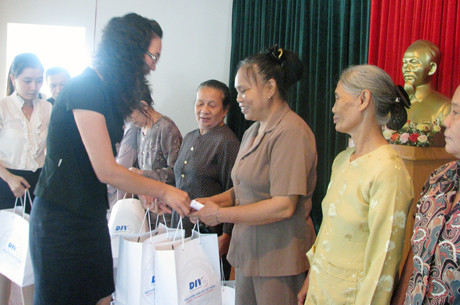 Đại diện Bảo hiểm tiền gửi Việt Nam trao quà cho cựu TNXP Đà Nẵng. Đại diện Bảo hiểm tiền gửi VN trao quà cho cựu TNXP Đà Nẵng