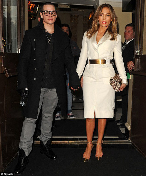 J. Lo ăn mặc kín đáo hơn khi xuất hiện ở khách sạn Dorchester, London sau khi bị 'ném đá' vì ăn mặc hở hang