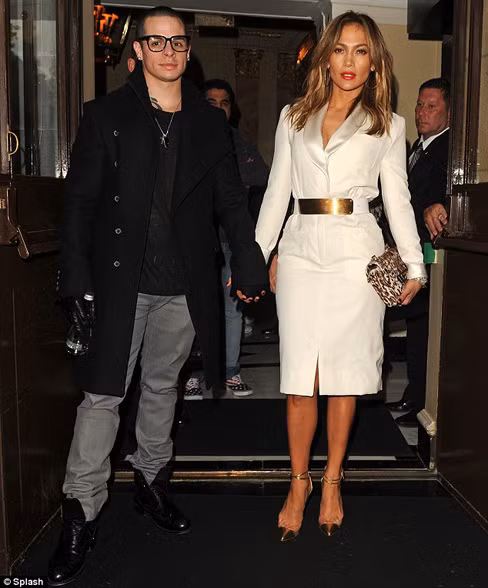 J. Lo ăn mặc kín đáo hơn khi xuất hiện ở khách sạn Dorchester, London sau khi bị 'ném đá' vì ăn mặc hở hang