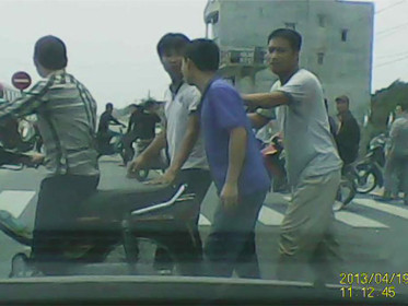 Một người đàn ông cụt tay đứng ra can ngăn. Một người đàn ông cụt tay đứng ra can ngăn