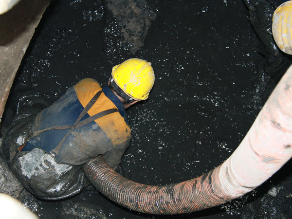 Công nhân dùng ông hút bùn dưới cống ngầm