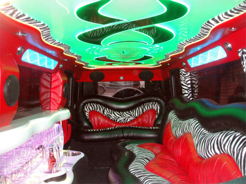 Nội thất đầy màu sắc với sự kết hợp của hệ thống đèn trang trí sặc sỡ