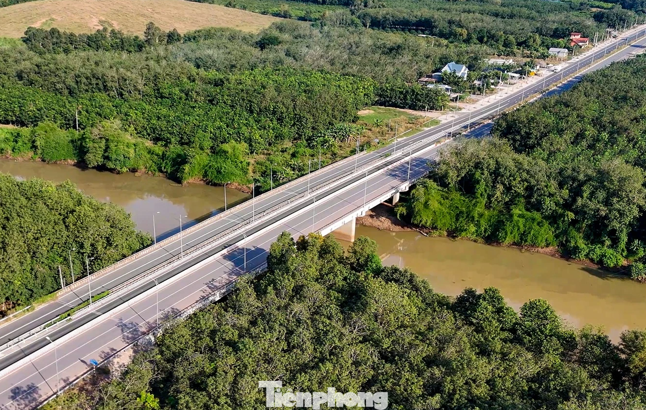 Tuyến đường tạo lực Bắc Tân Uyên - Phú Giáo - Bàu Bàng có 2 cây cầu bê tông cốt thép có tuổi thọ thiết kế 100 năm. Tuyến đường tạo lực Bắc Tân Uyên - Phú Giáo - Bàu Bàng có 2 cây cầu bê tông cốt thép có tuổi thọ thiết kế 100 năm.