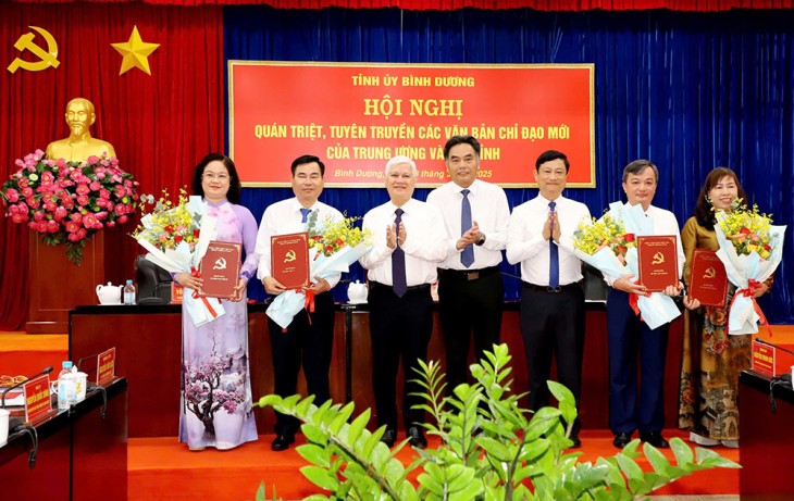 Lãnh đạo tỉnh Bình Dương trao quyết định bổ nhiệm cán bộ (Ảnh: Mai Xuân)