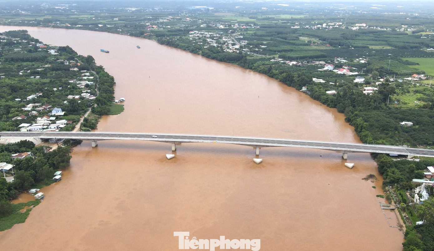 Công trình cầu Bạch Đằng 2 vốn đầu tư hơn 490 tỷ đồng, dài 946m. Trong đó, phần cầu dài hơn 400m, có mặt cắt ngang 17,5m, bố trí cho 4 làn xe và phần đường dẫn đầu cầu dài 545m, có vận tốc thiết kế 80km/h. Công trình này đã được thông xe từ cuối năm 2024. Công trình cầu Bạch Đằng 2 vốn đầu tư hơn 490 tỷ đồng, dài 946m. Trong đó, phần cầu dài hơn 400m, có mặt cắt ngang 17,5m, bố trí cho 4 làn xe và phần đường dẫn đầu cầu dài 545m, có vận tốc thiết kế 80km/h. Công trình này đã được thông xe từ cuối năm 2024.