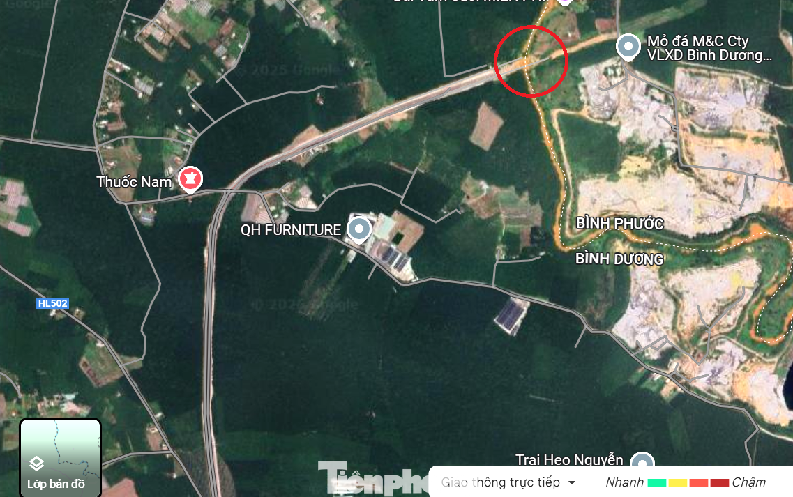 Đường có tổng chiều dài hơn 12 km, vốn đầu tư khoảng 350 tỷ đồng. Điểm đầu tuyến là cầu Tam Lập (Bình Dương) điểm cuối tuyến là ranh giới huyện Đồng Phú (Bình Phước). Ảnh: chụp từ vệ tinh, vị trí cầu suối Rạc (vòng tròn) giáp ranh Bình Dương và Bình Phước. Đường có tổng chiều dài hơn 12 km, vốn đầu tư khoảng 350 tỷ đồng. Điểm đầu tuyến là cầu Tam Lập (Bình Dương) điểm cuối tuyến là ranh giới huyện Đồng Phú (Bình Phước). Ảnh: chụp từ vệ tinh, vị trí cầu suối Rạc (vòng tròn) giáp ranh Bình Dương và Bình Phước.