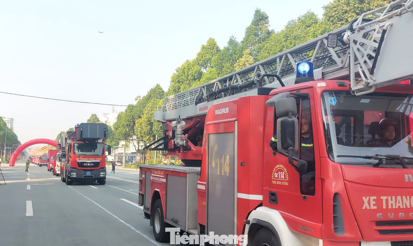 Các phương tiện chữa cháy tham gia diễu hành.