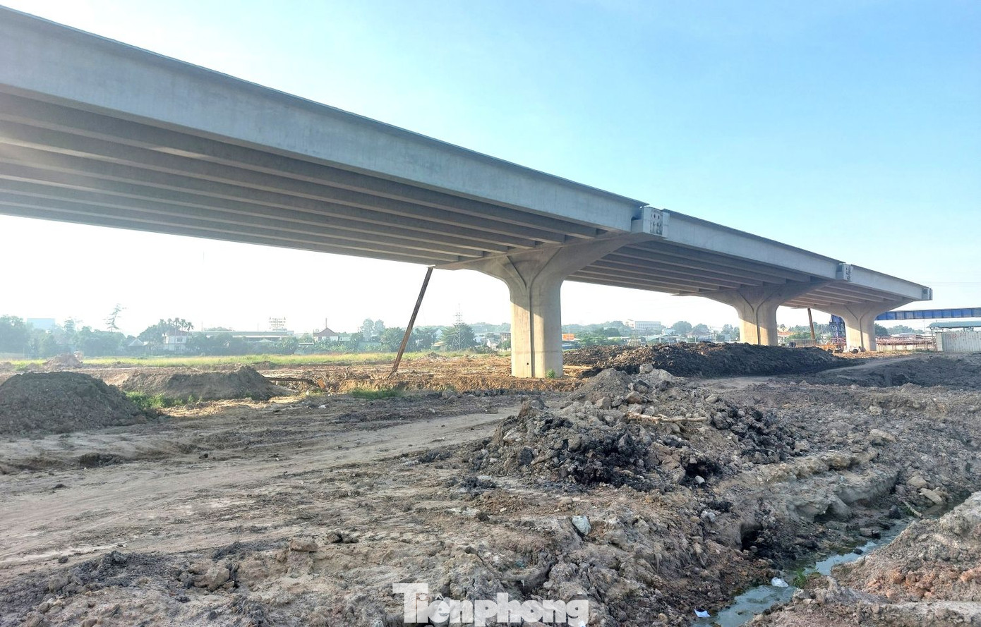 Việc bồi thường giải phóng mặt bằng công trình cầu vượt qua quốc lộ 13 thuộc dự án thành phần 6 (bồi thường, hỗ trợ và tái định cư) tổng mức đầu tư 13.527 tỷ đồng của dự án đường Vành đai 3 TPHCM. Tổng diện tích đất thu hồi là hơn 78 ha với 1.511 trường hợp bị ảnh hưởng.