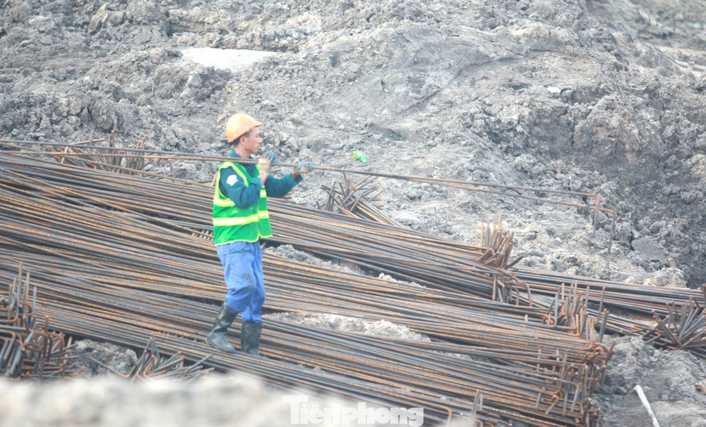 Công nhân thi công tại dự án cầu vượt.