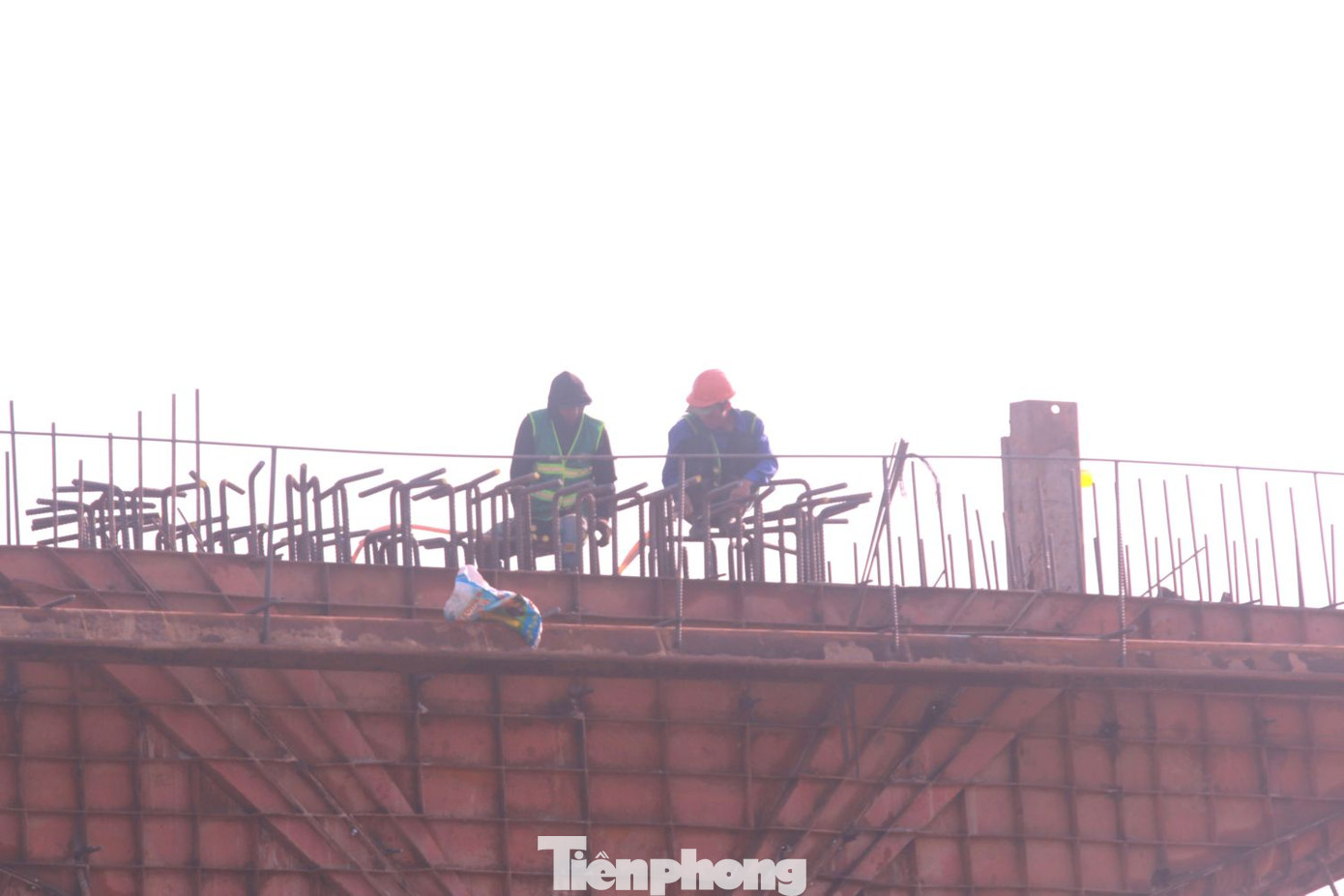 Ngày 3/3, ghi nhận của phóng viên báo Tiền Phong, các đơn vị đang triển khai thi công cầu vượt qua quốc lộ 13 thuộc gói xây lắp 3 trong dự án đường Vành đai 3 TPHCM.
