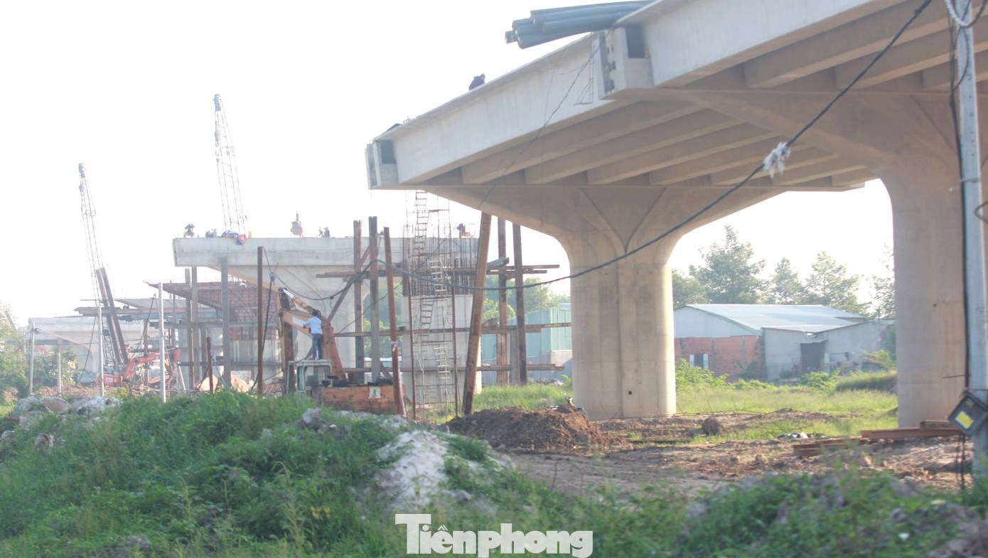 Dự án đường Vành đai 3 TPHCM, đoạn qua tỉnh Bình Dương có tổng mức đầu tư trên 19.200 tỷ đồng. Công trình có quy mô 8 làn xe cao tốc, đường song hành hai bên và các hành lang để bố trí cây xanh, các công trình hạ tầng kỹ thuật. Tổng mức đầu tư xây lắp của dự án là 5.752 tỷ đồng.