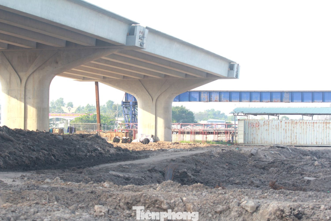 Sau hơn 1 năm thi công, công trình cầu vượt quốc lộ 13 đã gần hoàn thiện cọc khoan nhồi. Hiện nay, đơn vị thi công đang triển khai đúc hẫng nhịp chính và triển khai thi công bệ trụ, thân trụ và gác dầm các vị trí còn lại.