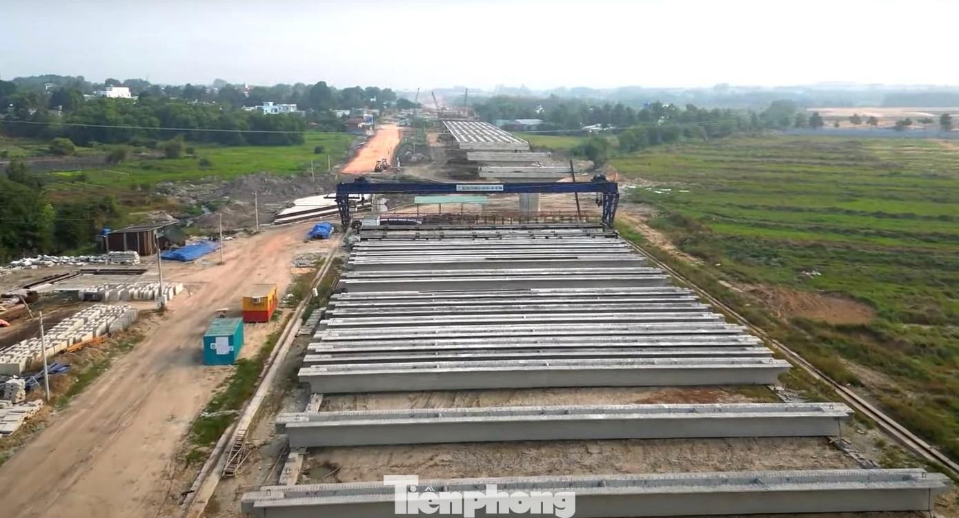 Ban Quản lý dự án đầu tư xây dựng công trình giao thông tỉnh Bình Dương cho biết, hưởng ứng kế hoạch 500 ngày đêm hoàn thành mục tiêu 3.000 km đường bộ cao tốc năm 2025, tỉnh Bình Dương cố gắng phấn đấu đẩy nhanh tiến độ, hoàn thành đoạn tuyến từ Mỹ Phước Tân Vạn đến quốc lộ 13 và các cầu vượt giao lộ, cố gắng tháng 6/2026 thông toàn tuyến.