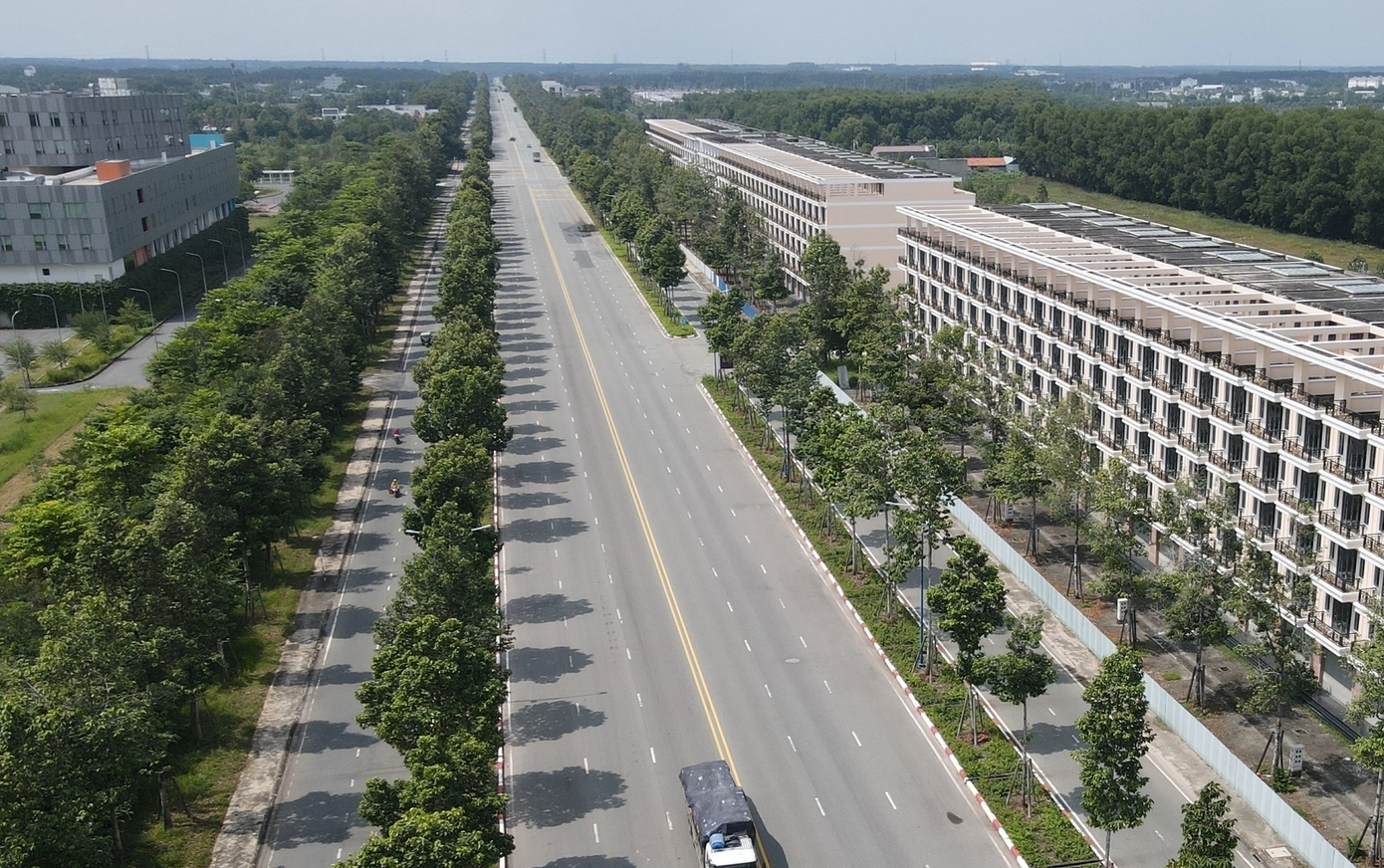 Đường NE2 ở TP. Bến Cát, Bình Dương dài 12km là đoạn trùng của dự án đường vành đai 4 TPHCM. Đường NE2 ở TP. Bến Cát, Bình Dương dài 12km là đoạn trùng của dự án đường vành đai 4 TPHCM.