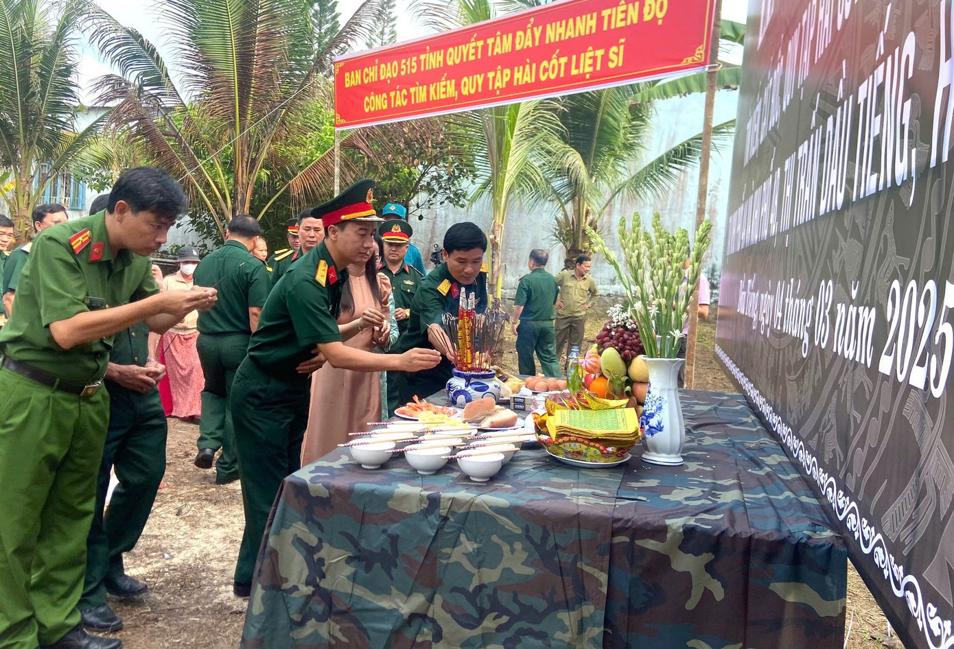 Các đại biểu thắp hương kính viếng các vong linh Anh hùng liệt sĩ trước khi tiến hành động thổ.