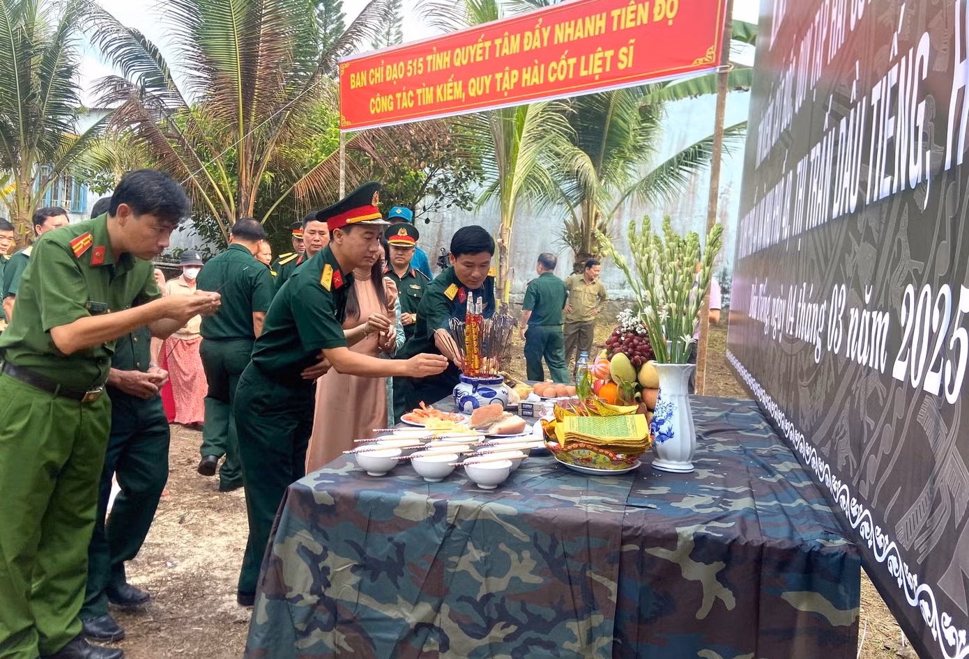 Các đại biểu thắp hương kính viếng các vong linh Anh hùng liệt sĩ trước khi tiến hành động thổ. Các đại biểu thắp hương kính viếng các vong linh Anh hùng liệt sĩ trước khi tiến hành động thổ.