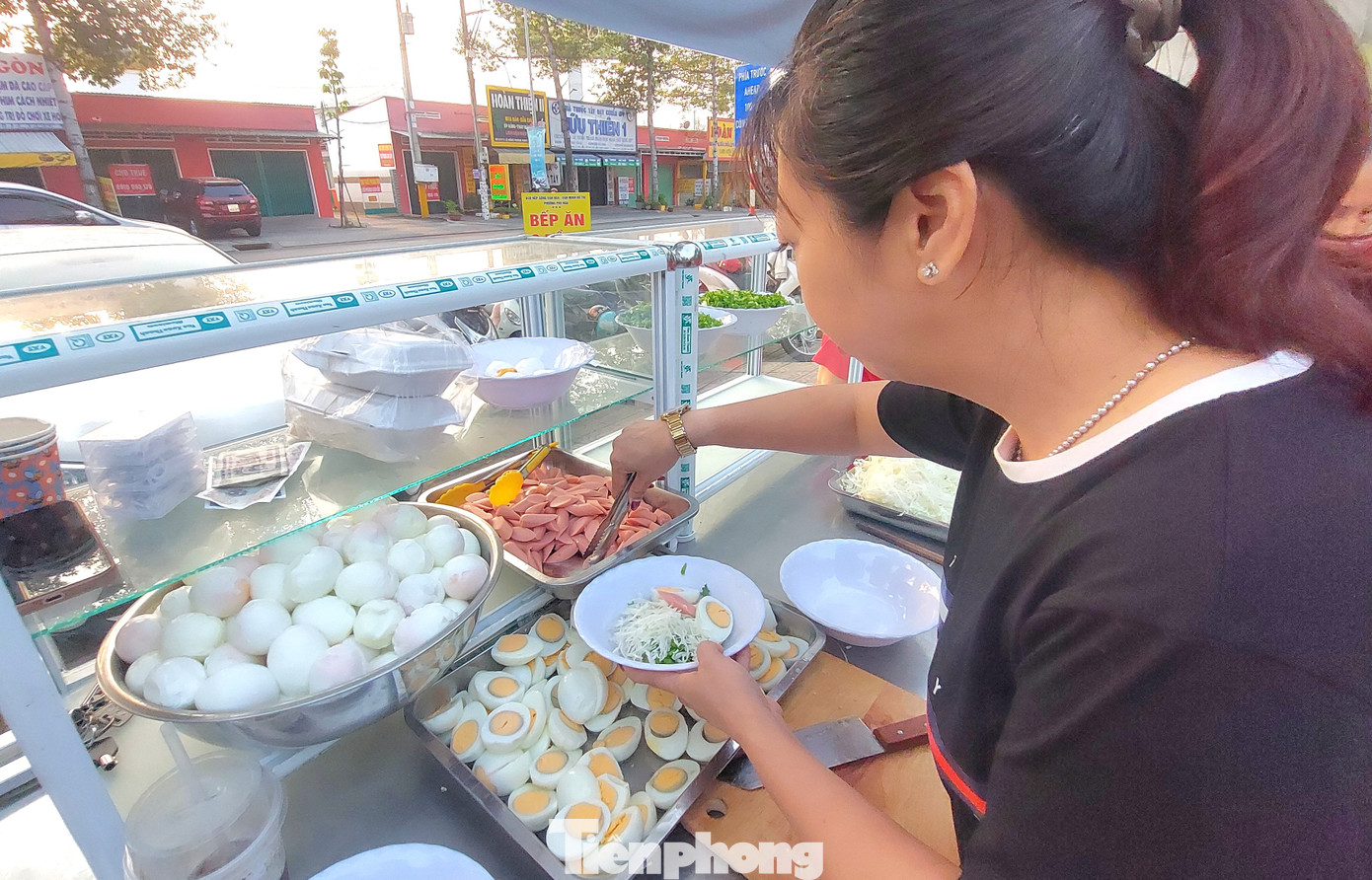 Tô mì gói có trứng, xúc xích, rau củ, quả, nước hầm. Tô mì gói có trứng, xúc xích, rau củ, quả, nước hầm.