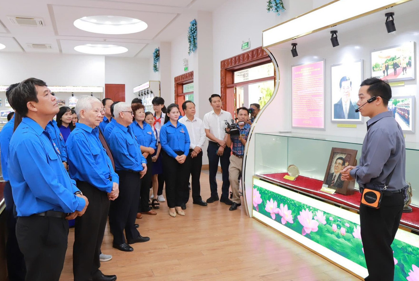 Các đại biểu tham quan khu trưng bày "Hình ảnh và hiện vật của Chủ tịch nước CHXHCN Việt Nam Nguyễn Minh Triết, giai đoạn 2006 - 2011" tại Bảo tàng tỉnh Bình Dương. Các đại biểu tham quan khu trưng bày "Hình ảnh và hiện vật của Chủ tịch nước CHXHCN Việt Nam Nguyễn Minh Triết, giai đoạn 2006 - 2011" tại Bảo tàng tỉnh Bình Dương.