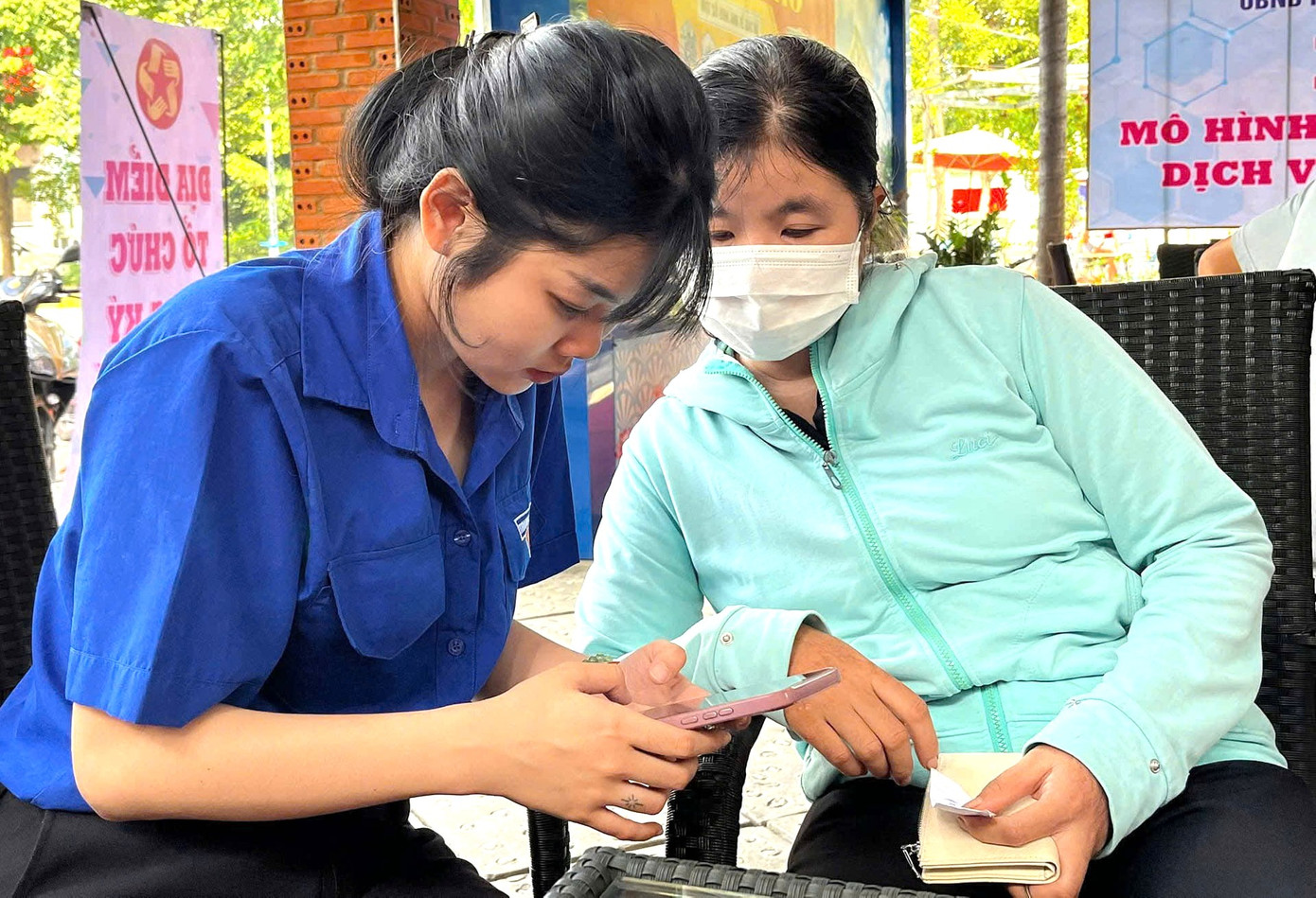 Tình nguyện viên hướng dẫn người dân, công nhân lao động sử dụng dịch vụ công trực tuyến. Tình nguyện viên hướng dẫn người dân, công nhân lao động sử dụng dịch vụ công trực tuyến.