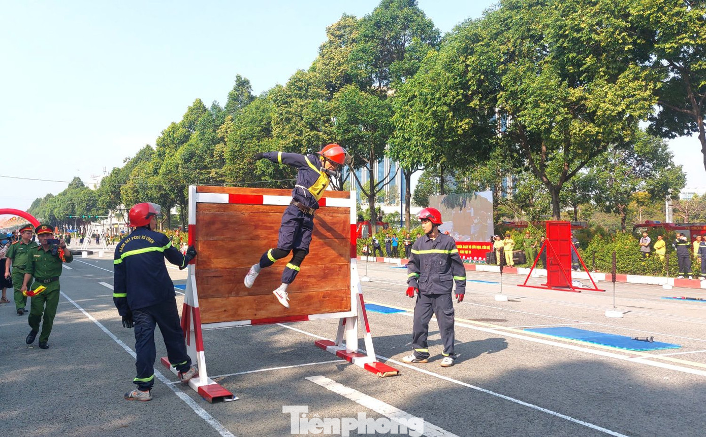 Vận động viên thực hiện thao tác nhảy qua bức tường.