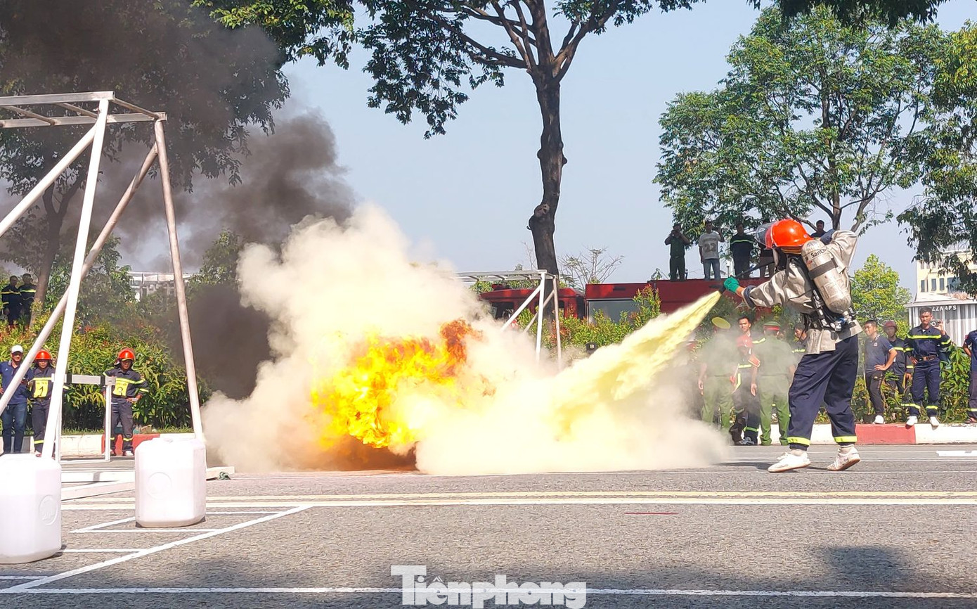 Vận động viên thực hiện công tác dập tắt ngọn lửa bốc cháy.