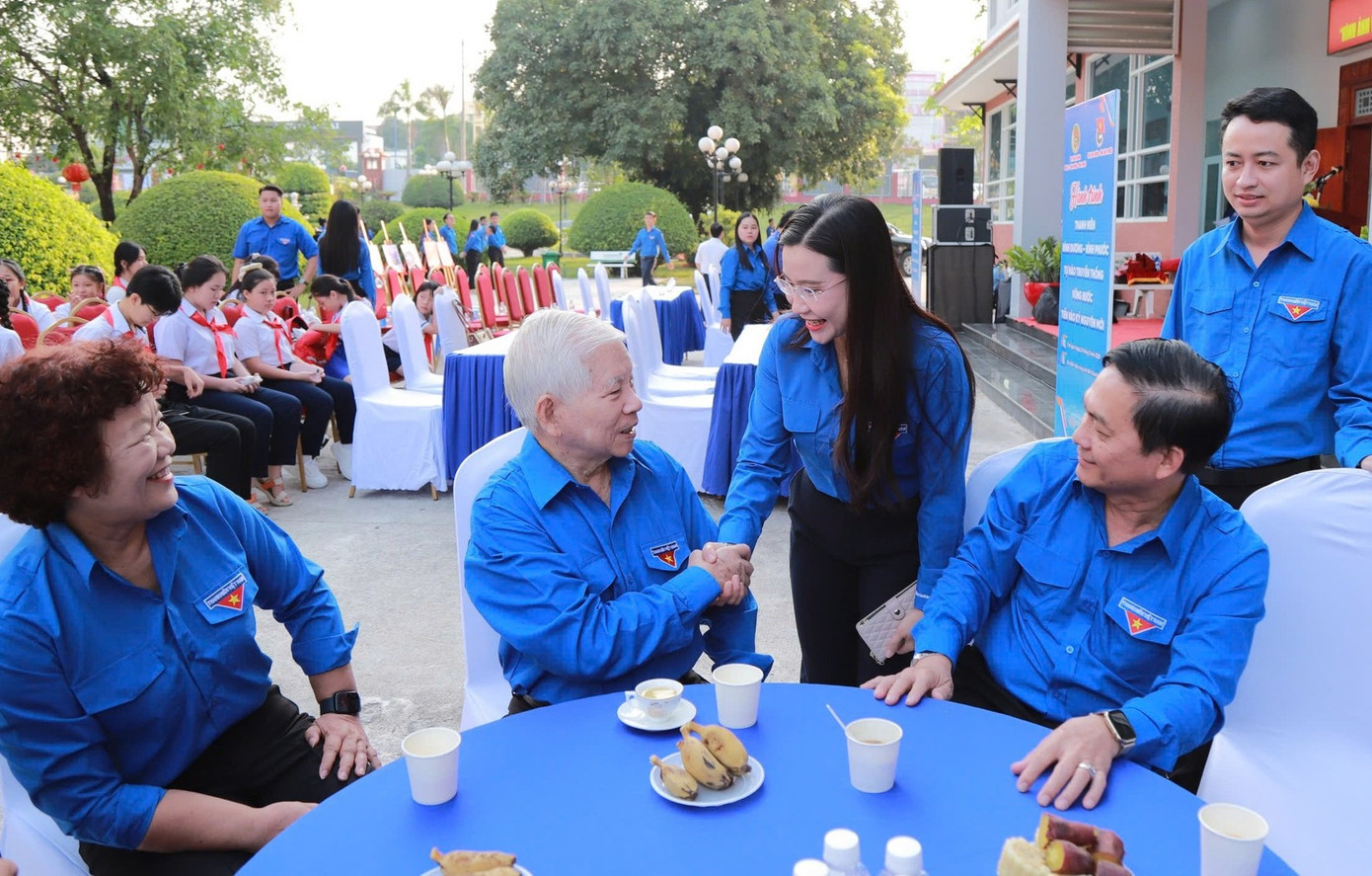 Bí thư T.Ư Đoàn, Chủ tịch Hội đồng Đội T.Ư Nguyễn Phạm Duy Trang trò chuyện cùng nguyên Chủ tịch nước Nguyễn Minh Triết. Bí thư T.Ư Đoàn, Chủ tịch Hội đồng Đội T.Ư Nguyễn Phạm Duy Trang trò chuyện cùng nguyên Chủ tịch nước Nguyễn Minh Triết.
