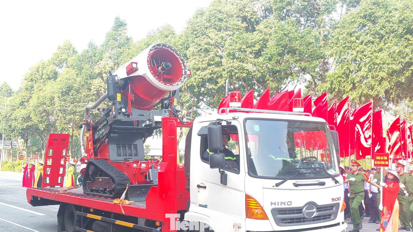 Robot chữa cháy tham gia diễu hành.
