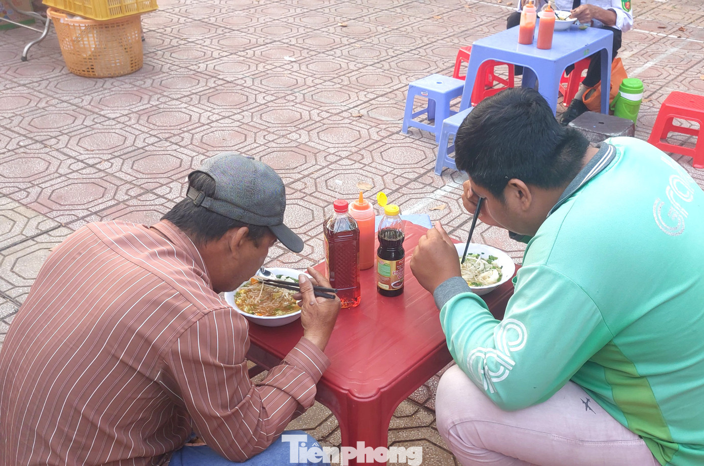 Khách tới quán ăn không cần trả tiền, chỉ cần trả phí bằng nụ cười. Khách tới quán ăn không cần trả tiền, chỉ cần trả phí bằng nụ cười.