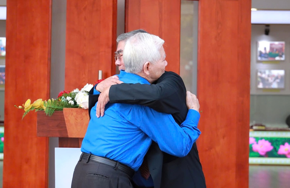 Nguyên Chủ tịch nước vui mừng khi gặp lại các cựu cán bộ Đoàn. Nguyên Chủ tịch nước vui mừng khi gặp lại các cựu cán bộ Đoàn.