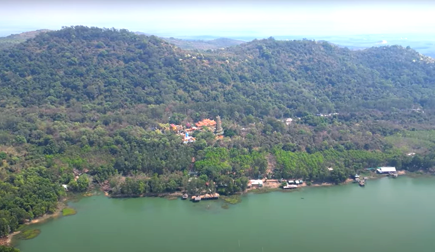 Khu dịch vụ du lịch sinh thái, nghỉ dưỡng và giải trí cao cấp nằm liền kề với núi Cậu, khi hoàn thành có khả năng tiếp nhận tối đa trong ngày khoảng 37.098 - 61.601 người. Quy mô du khách tối đa cho 1 lượt đến lưu trú có thể đáp ứng khoảng 13.613 người. Tổng số phòng lưu trú có thể đáp ứng khoảng 4.880 phòng, bao gồm khách sạn và các dạng công trình lưu trú thấp tầng khác nhau. Quy mô lao động trực tiếp và gián tiếp khoảng 16.000 - 20.000 người.