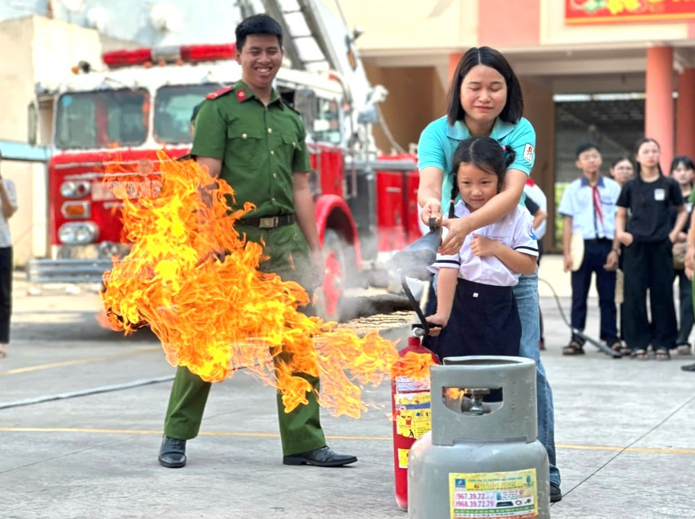 Cán bộ, chiến sĩ hướng dẫn nghiệp vụ chữa cháy cho giáo viên và học sinh Cán bộ, chiến sĩ hướng dẫn nghiệp vụ chữa cháy cho giáo viên và học sinh