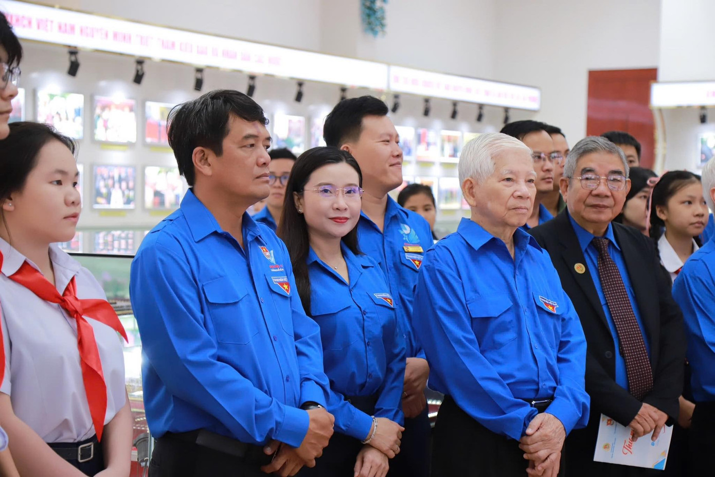 Các đại biểu tham quan khu trưng bày "Hình ảnh và hiện vật của Chủ tịch nước CHXHCN Việt Nam Nguyễn Minh Triết, giai đoạn 2006 - 2011" tại Bảo tàng tỉnh Bình Dương. Các đại biểu tham quan khu trưng bày "Hình ảnh và hiện vật của Chủ tịch nước CHXHCN Việt Nam Nguyễn Minh Triết, giai đoạn 2006 - 2011" tại Bảo tàng tỉnh Bình Dương.