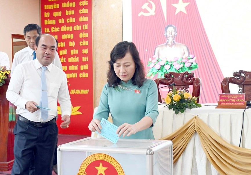 Các đại biểu bỏ phiếu bầu các chức danh tại kỳ họp.