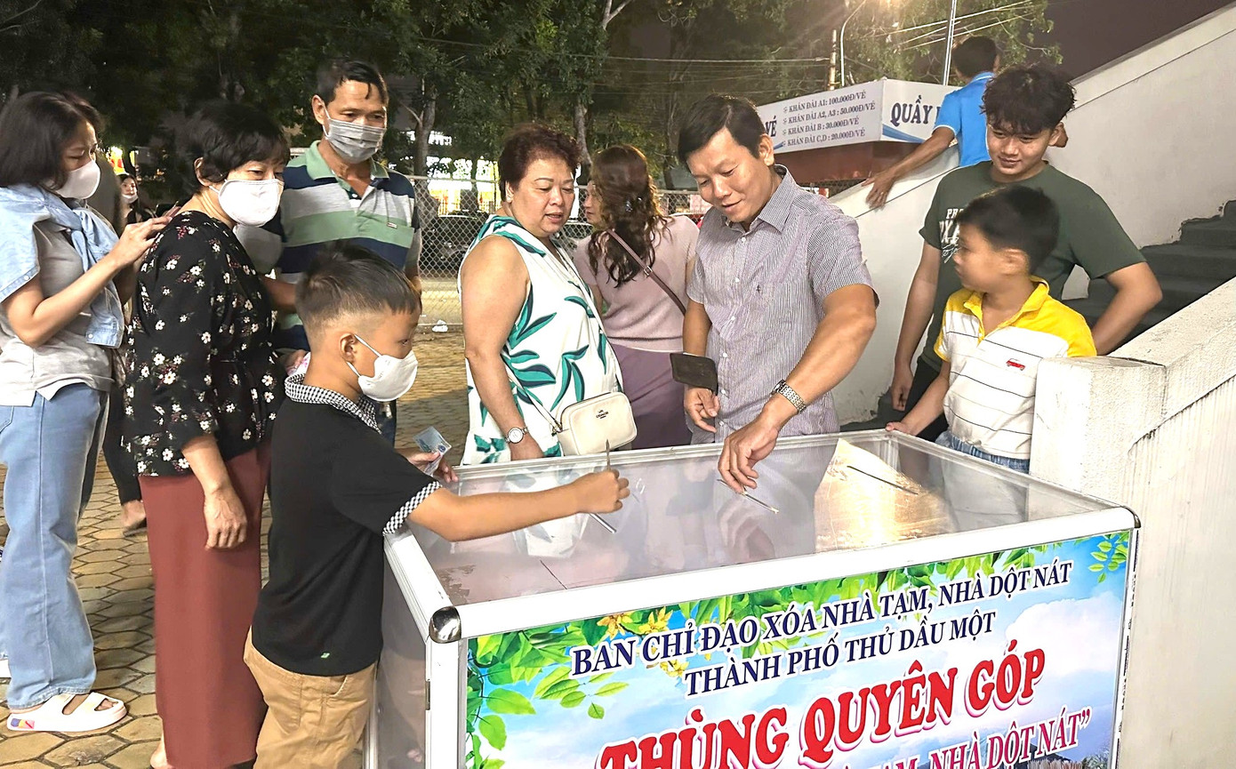 Người dân ở Bình Dương quyên góp tiền hỗ trợ Người dân ở Bình Dương quyên góp tiền hỗ trợ