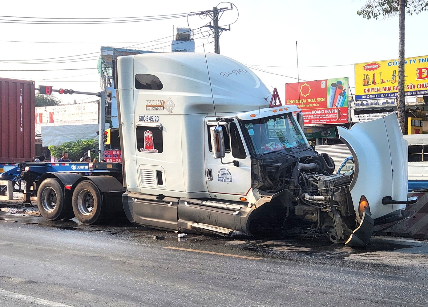 Đầu xe container hư hỏng nặng sau tai nạn