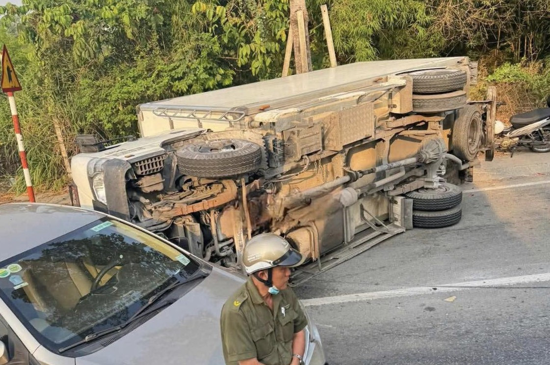 Lực lượng chức năng bảo vệ hiện trường vụ tai nạn