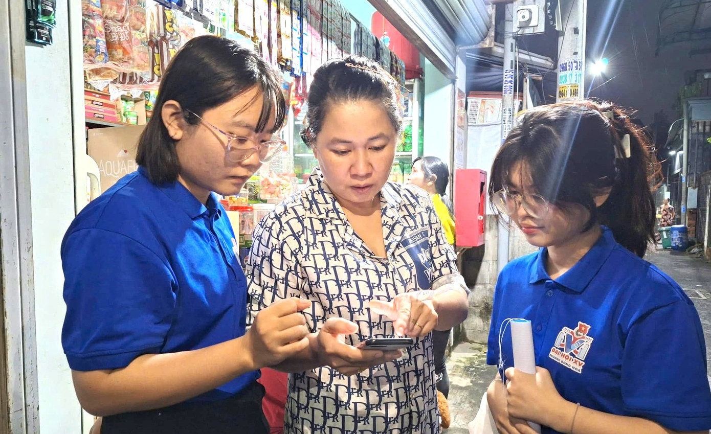 Tình nguyện viên đến tận nhà dân, khu trọ để hướng dẫn sử dụng dịch vụ công trực tuyến. Tình nguyện viên đến tận nhà dân, khu trọ để hướng dẫn sử dụng dịch vụ công trực tuyến.